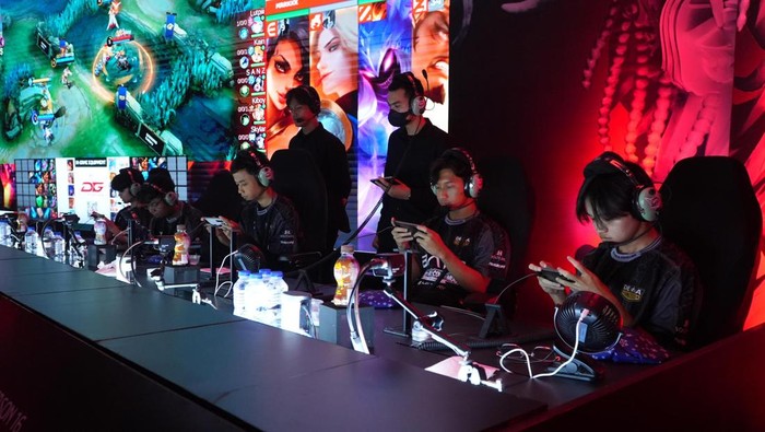 Meski sudah dinyatakan lolos ke playoff, bahkan mendapatkan tempat di upper bracket, Onic masih harus berlaga dalam lanjutan babak reguler season MPL ID S16. Pada pekan kesembilan hari pertama ini, mereka akan berhadapan dengan Dewa United Esports.