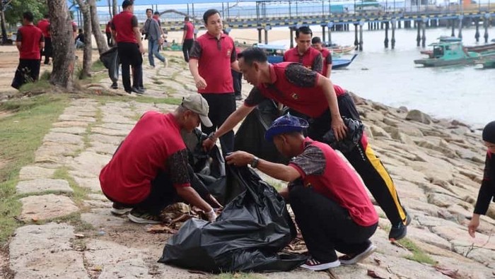 Jajaran Polres Bangka Barat (Babar) bergotong royong membersihkan sampah di kawasan situs bersejarah Mercusuar Tanjung Kalian Mentok.