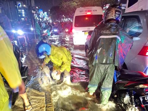 Jalan Raya Margonda Depok tergenang banjir. Kondisi lalu lintas di Jalan Raya Margonda pun macet parah. (dok Satlantas Polres Depok)