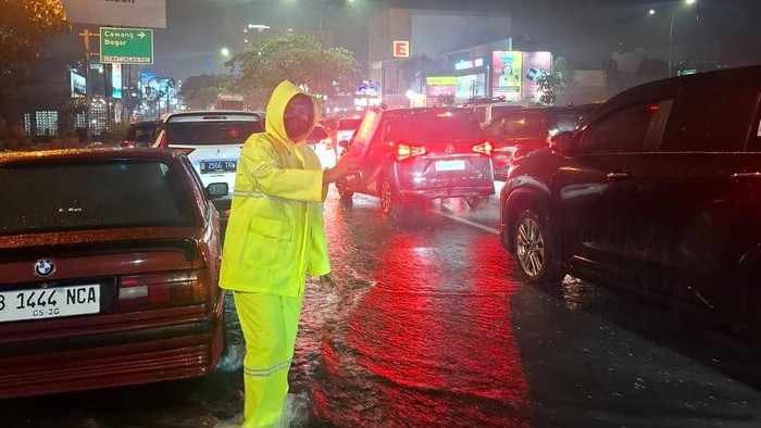 Jalan Raya Margonda Depok tergenang banjir. Kondisi lalu lintas di Jalan Raya Margonda pun macet parah. (dok Satlantas Polres Depok)