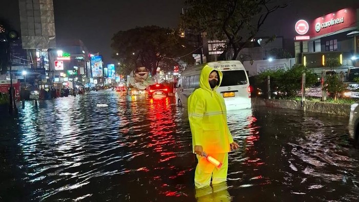 Jalan Raya Margonda Depok tergenang banjir. Kondisi lalu lintas di Jalan Raya Margonda pun macet parah. (dok Satlantas Polres Depok)