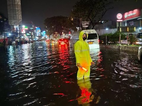 Jalan Raya Margonda Depok tergenang banjir. Kondisi lalu lintas di Jalan Raya Margonda pun macet parah. (dok Satlantas Polres Depok)