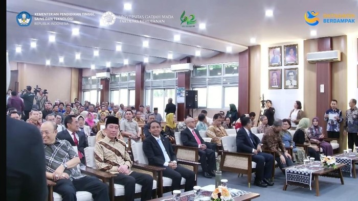 Momen Presiden ke-7 RI Joko Widodo (Jokow) hadiri Sidang Senat Terbuka Dies Natalis ke-62 Fakultas Kehutanan Universitas Gadjah Mada (UGM), Jumat (17/10/2025).