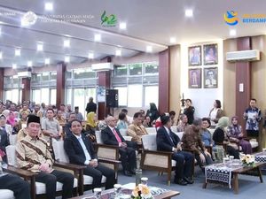 Rektor UGM Sapa Jokowi Alumni Kebanggaan di Dies Natalis Fakultas Kehutanan