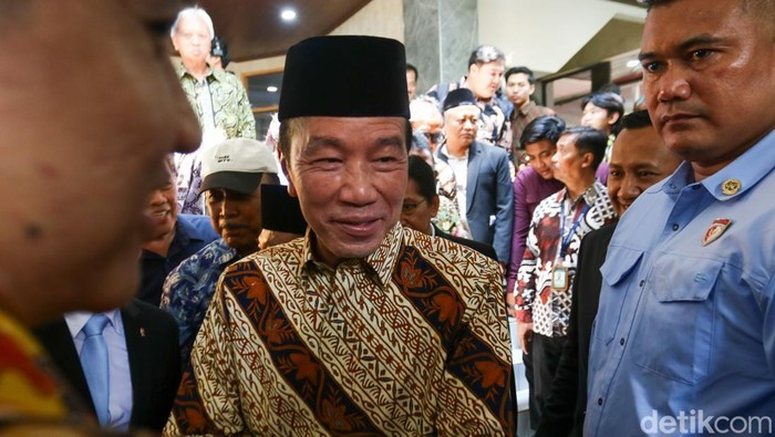 Presiden ke-7 RI Joko Widodo atau Jokowi saat ditemui wartawan di Fakultas Kehutanan UGM, Jumat (17/10/2025)