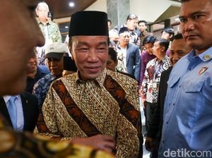 Jokowi Disambut Rektor UGM sebagai Alumni Kehutanan Saat Rapat Senat