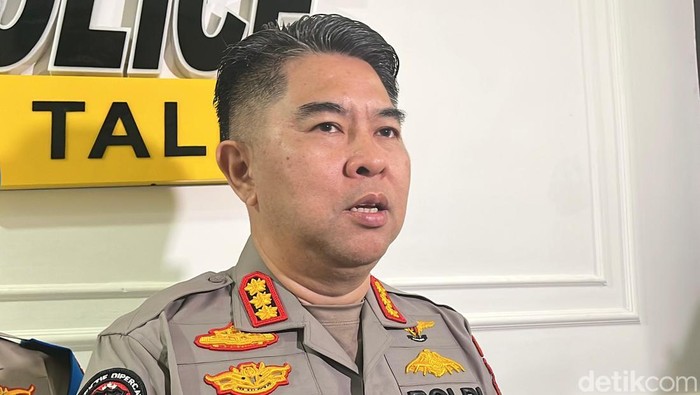 Kabid Humas Polda Sumut Kombes Ferry Walintukan saat diwawancarai. (Finta Rahyuni/detikSumut)