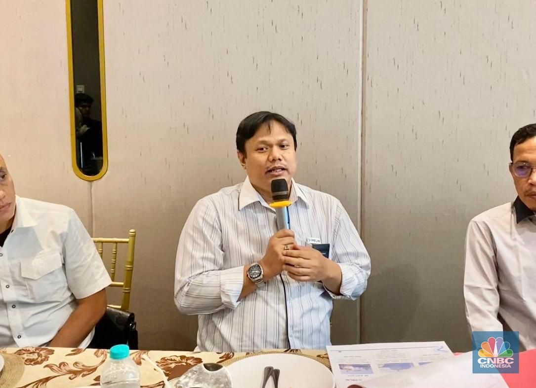 Kacab Pelni Jakarta Dicky Dermawan (tengah) saat memberikan keterangan pers di Jakarta, Jumat (17/10/2025). (CNBC Indonesia/Ferry Sandi)