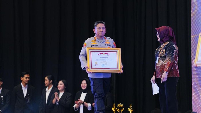 Kapolres Malang AKBP Danang Setyo P.S menerina penghargaan