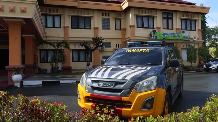 Kapolres Siak AKBP Eka Ariandy Putra menyerahkan mobil patroli di peluncuran Pamapta, Kamis (16/102025).