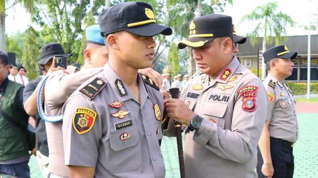 Kapolres Siak AKBP Eka Ariandy Putra menyerahkan mobil patroli di peluncuran Pamapta, Kamis (16/102025).