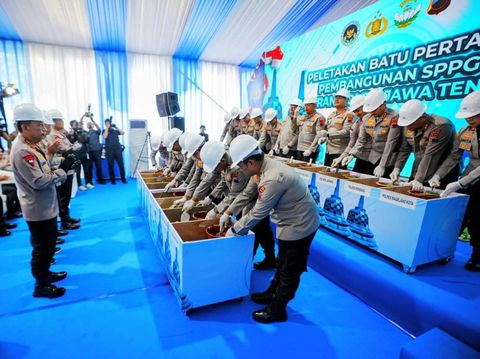 Kapolri Jenderal Listyo Sigit Prabowo melakukan groundbreaking 27 SPPG dan meresmikan 32 SPPG Polda Jateng di Kota Semarang, Jumat (17/10/2025).