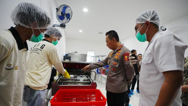 Kapolri Jenderal Listyo Sigit Prabowo meninjau SPPG Polri di Aspol Gedawang, Semarang, Jawa Tengah