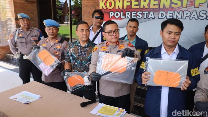 Kapolsek Kuta Kompol Agus Riwayanto Diputra menunjukkan barang bukti berupa pisau yang dipakai Kamal membunuh Endang, Jumat (17/10/2025). (Aryo Mahendro/detikBali).