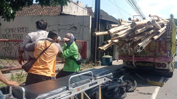 Dicari! Truk Muat Bambu Kabur Usai Laka di Klaten, Barang Korban Ikut Diangkut
