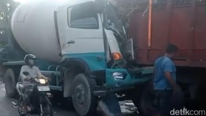 Truk Molen Remuk Tabrak Truk Gandeng Mogok di Pasuruan, Sopir Luka