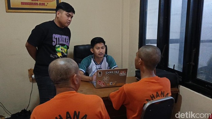 Kedua pelaku jalani pemeriksaan di Satreskrim Polres Tasikmalaya Jumat (17/10/25).