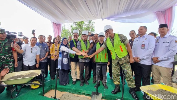 Kementerian Koperasi (Kemenkop) menggelar peletakan batu pertama pembangunan fisik 800 gerai, pergudangan, kelengkapan Koperasi Desa (Kopdes) Merah Putih. (Taufiq S/detikcom)
