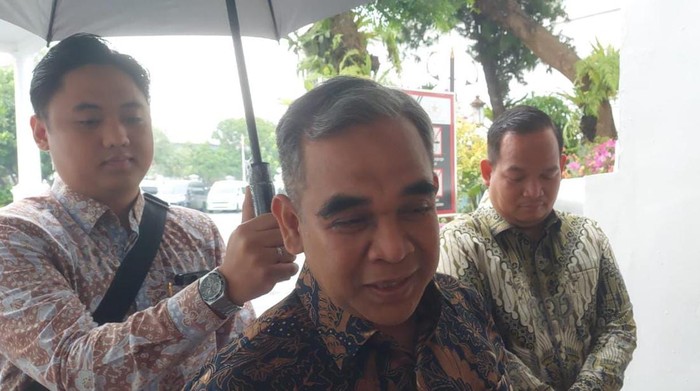 Ketua MPR Ahmad Muzani merapat ke kompleks Istana Kepresidenan, Jakarta, Jumat (17/10/2025). Muzani mengatakan ingin bersilaturahmi sekaligus mengucapkan ulang tahun ke Presiden Prabowo Subianto.