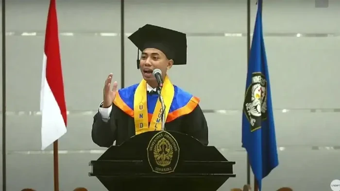 Khoiri saat momen wisudanya. Khoiri saat momen wisudanya.