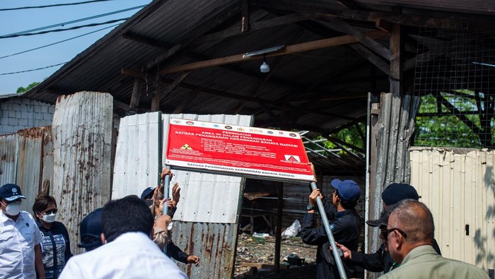 Tim gabungan Gakkum Kementerian Lingkungan Hidup bersama Polri dan TNI mencabut papan peringatan radiasi di salah satu pabrik yang telah didekontaminasi dari radiasi Cesium-137 (Cs-137) di Kawasan Industri Cikande, Kabupaten Serang, Banten, Jumat (8/10/2025). Kementerian Lingkungan Hidup berhasil melakukan dekontaminasi atau pembersihan radiasi Cesium-137 (CS-137) di 20 pabrik dan telah dinyatakan bersih dari total keseluruhan sebanyak 22 pabrik yang tercemar radiasi di Kawasan Industri Cikande. ANTARA FOTO/Muhammad Bagus Khoirunas/foc.