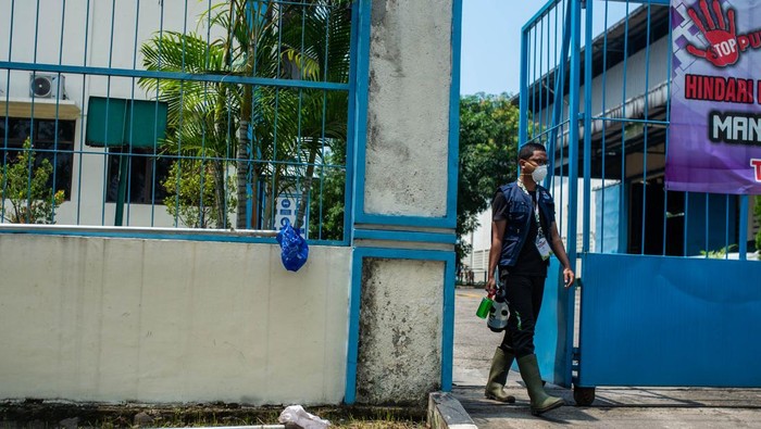 Tim gabungan Gakkum Kementerian Lingkungan Hidup bersama Polri dan TNI mencabut papan peringatan radiasi di salah satu pabrik yang telah didekontaminasi dari radiasi Cesium-137 (Cs-137) di Kawasan Industri Cikande, Kabupaten Serang, Banten, Jumat (8/10/2025). Kementerian Lingkungan Hidup berhasil melakukan dekontaminasi atau pembersihan radiasi Cesium-137 (CS-137) di 20 pabrik dan telah dinyatakan bersih dari total keseluruhan sebanyak 22 pabrik yang tercemar radiasi di Kawasan Industri Cikande. ANTARA FOTO/Muhammad Bagus Khoirunas/foc.
