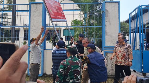 KLH lepas plang peringatan dari lokasi sudah bebas radiasi di Cikande (Arief/detikcom)