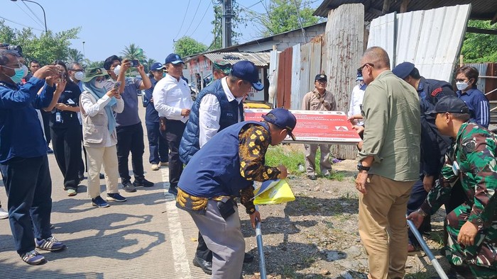 KLH lepas plang peringatan dari lokasi sudah bebas radiasi di Cikande (Arief/detikcom)