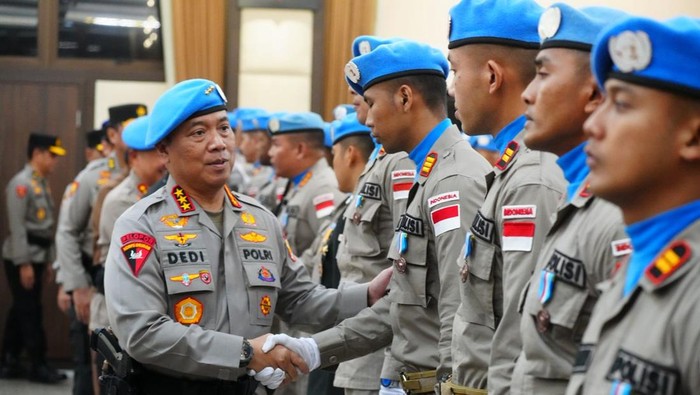 Komjen Dedi Prasetyo memimpin upacara purna tugas dan penganugerahan tanda jasa bagi 139 personel Polri Kontingen Garuda Bhayangkara Satuan Tugas Formed Police Unit (FPU) 6 MINUSCA (dok istimewa)