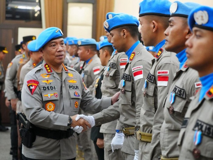 Komjen Dedi Prasetyo memimpin upacara purna tugas dan penganugerahan tanda jasa bagi 139 personel Polri Kontingen Garuda Bhayangkara Satuan Tugas Formed Police Unit (FPU) 6 MINUSCA (dok istimewa)