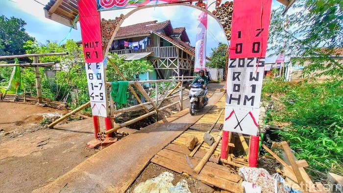 Kondisi jembatan sementara di Kampung Hegarmanah, Desa Cipinang, Kecamatan Cimaung, Kabupaten Bandung.