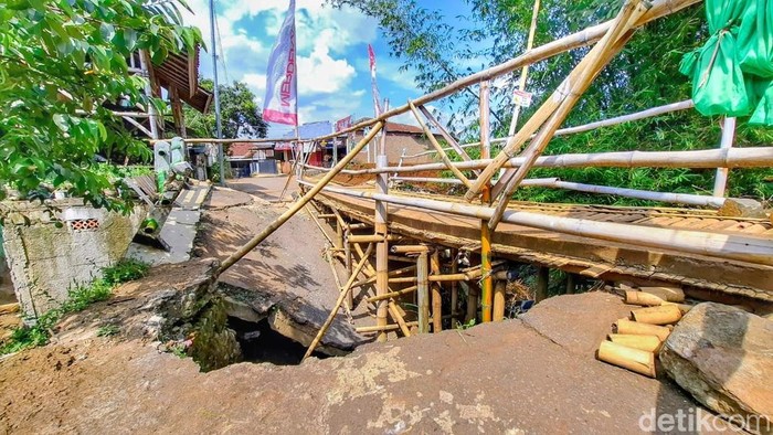 Kondisi jembatan sementara di Kampung Hegarmanah, Desa Cipinang, Kecamatan Cimaung, Kabupaten Bandung.
