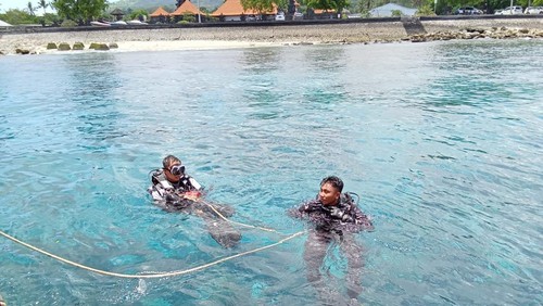 Upaya pencarian korban Rizki Ardiansyah yang menghilang di Perairan Kutampi Nusa Penida oleh Tim SAR Gabungan.