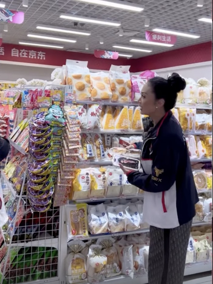 Potret Kris Dayanti di China, siap ikut tanding wushu internasional.