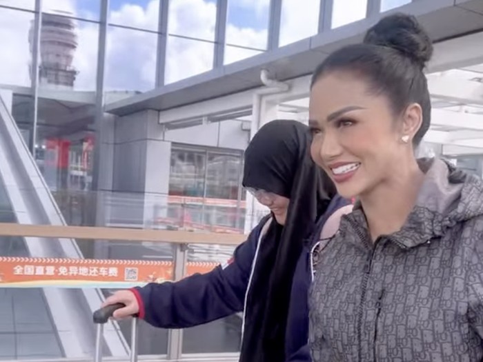 Potret Kris Dayanti di China, siap ikut tanding wushu internasional.