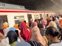 Video: KRL Keluarkan Asap di Stasiun Tanjung Barat, KAI Lakukan Pengecekan