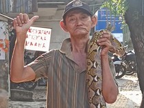 Video: Lansia Pembentang Ular di Jaktim Sebut Motor Tak Lagi Naik Trotoar