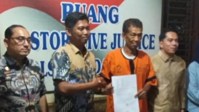 Lurah Perintis M Fadli saat berdamai dengan Mawardi. (dok. Pemko Medan)