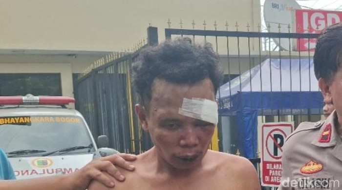 Maling motor bernama Indra (30) yang kabur hingga naik ke atap rumah warga di Jl Abesin Bogor Tengah, Kota Bogor ditangkap. (Sholihin/detikcom).