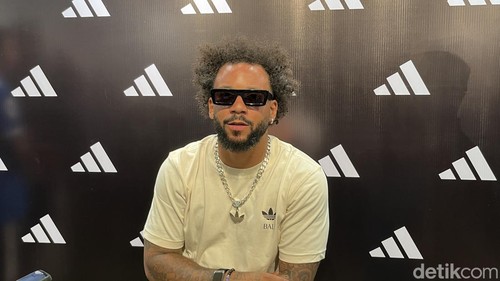 Mantan pemain Real Madrid dan Timnas Brasil, Marcelo Vieira saat meet and great bersama para fans di salah satu mal di Kuta, Badung, Jumat (17/10/2025).