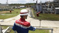 Petugas memantau kondisi terkini pada Mutiara Field, Zona 9 PT PHSS, Kaltim. PT Pertamina Hulu Sanga Sanga (PHSS) merupakan salah satu anak perusahaan PT Pertamina Hulu Indonesia (PHI) di Zona 9 yang menjalankan pengelolaan operasi dan bisnis hulu migas sesuai prinsip Environmental, Social, and Governance (ESG) di Wilayah Kerja Sanga Sanga di Kalimantan Timur.