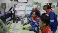 Petroleum Engineer PT PHSS Zona 9, Michael Khouw (berdiri kiri) dan  Head Section Southern Area Operations PT PHSS, Agus Irawan (berdiri kanan) memantau langsung papan komputer pada control room Mutiara Field, Zona 9 PT PHSS, Kaltim. Saat ini PHSS menggunakan  teknologi pengeboran Pesut Etam Through Tubing Electrical Submersible Pump (TTESP). Metode ini berupa pompa listrik kecil yang dimasukkan ke dalam sumur melalui pipa tubing yang sudah ada, untuk membantu mengangkat liquid ke permukaan.