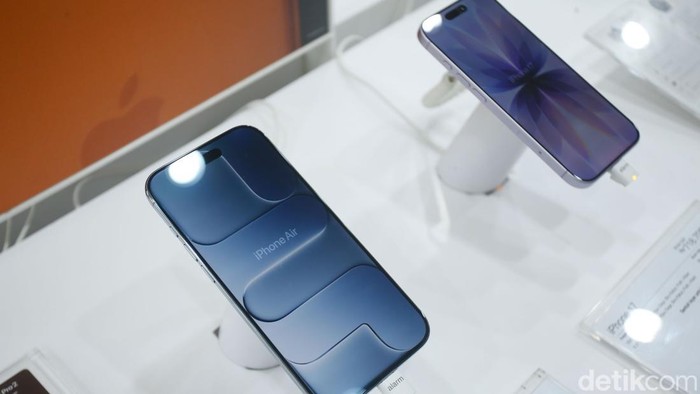 Pengunjung mencoba iPhone 17 terbaru di Urban Republic Grand Indonesia, Jakarta, Jumat (17/10/2025).
