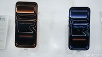 Pengunjung mencoba iPhone 17 terbaru di Urban Republic Grand Indonesia, Jakarta, Jumat (17/10/2025).