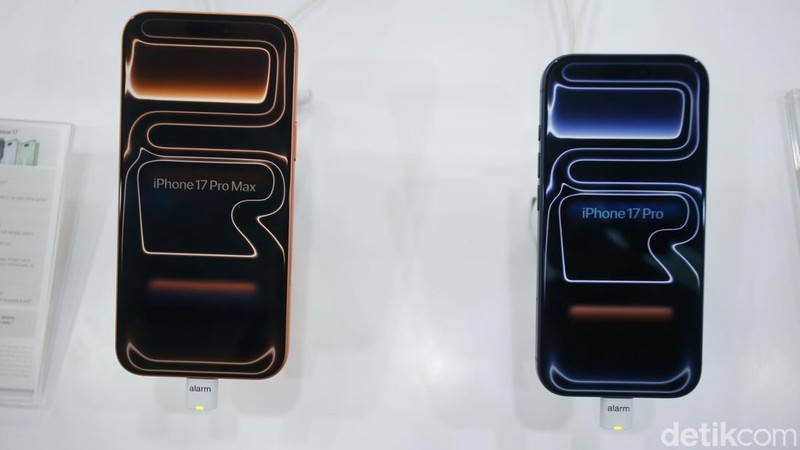 Pengunjung mencoba iPhone 17 terbaru di Urban Republic Grand Indonesia, Jakarta, Jumat (17/10/2025).