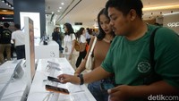 Pengunjung mencoba iPhone 17 terbaru di Urban Republic Grand Indonesia, Jakarta, Jumat (17/10/2025).