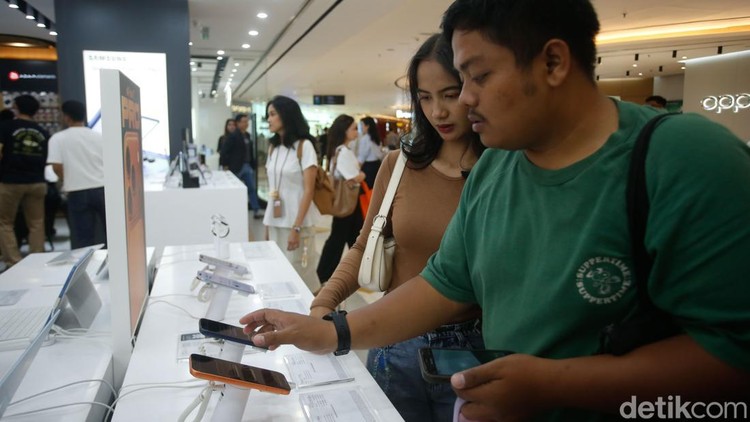 Pengunjung mencoba iPhone 17 terbaru di Urban Republic Grand Indonesia, Jakarta, Jumat (17/10/2025).