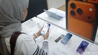 Pengunjung mencoba iPhone 17 terbaru di Urban Republic Grand Indonesia, Jakarta, Jumat (17/10/2025).