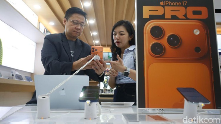 Pengunjung mencoba iPhone 17 terbaru di Urban Republic Grand Indonesia, Jakarta, Jumat (17/10/2025).