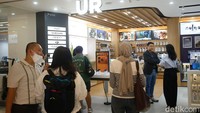 Pengunjung mencoba iPhone 17 terbaru di Urban Republic Grand Indonesia, Jakarta, Jumat (17/10/2025).